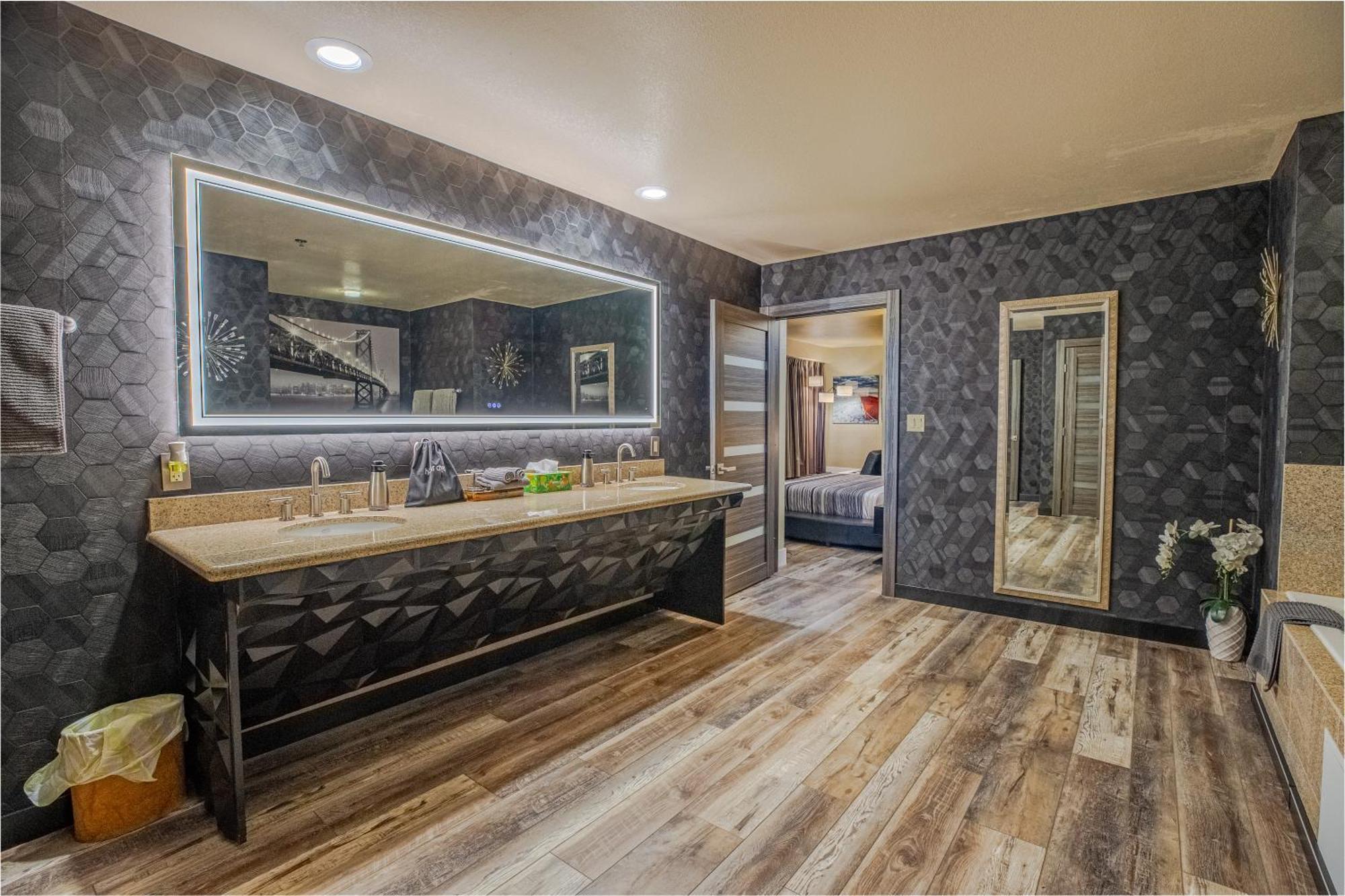 2100 Sqft Penthouse W/ Strip Views! Pool Gym Aparthotel Las Vegas