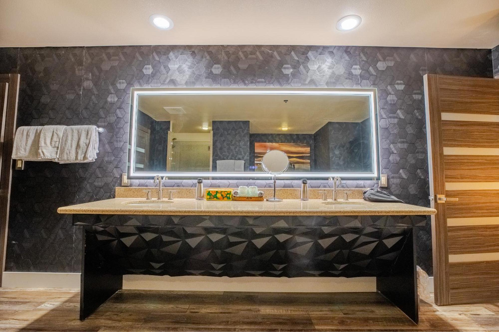 2100 Sqft Penthouse W/ Strip Views! Pool Gym Las Vegas