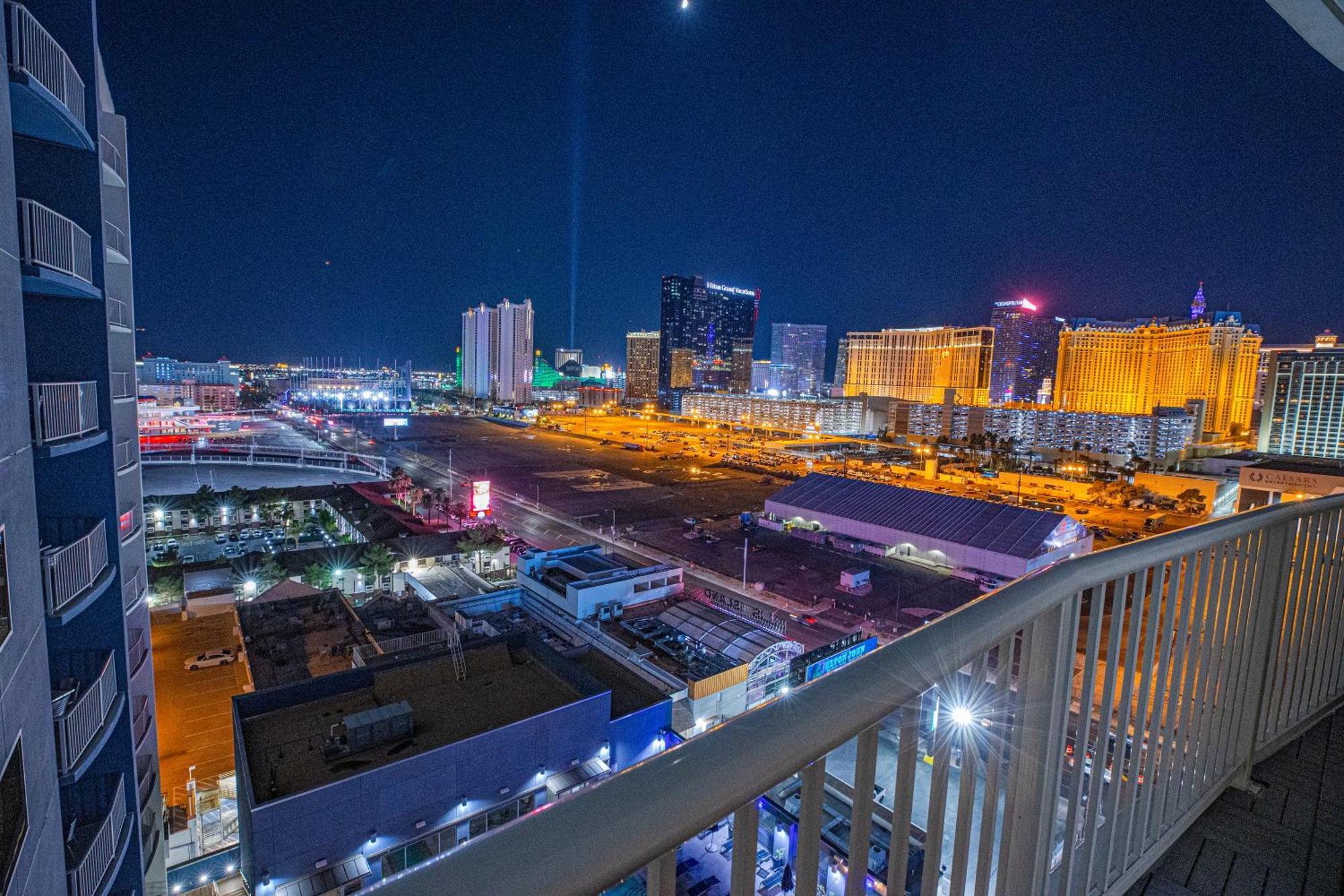 2100 Sqft Penthouse W/ Strip Views! Pool Gym * Las Vegas