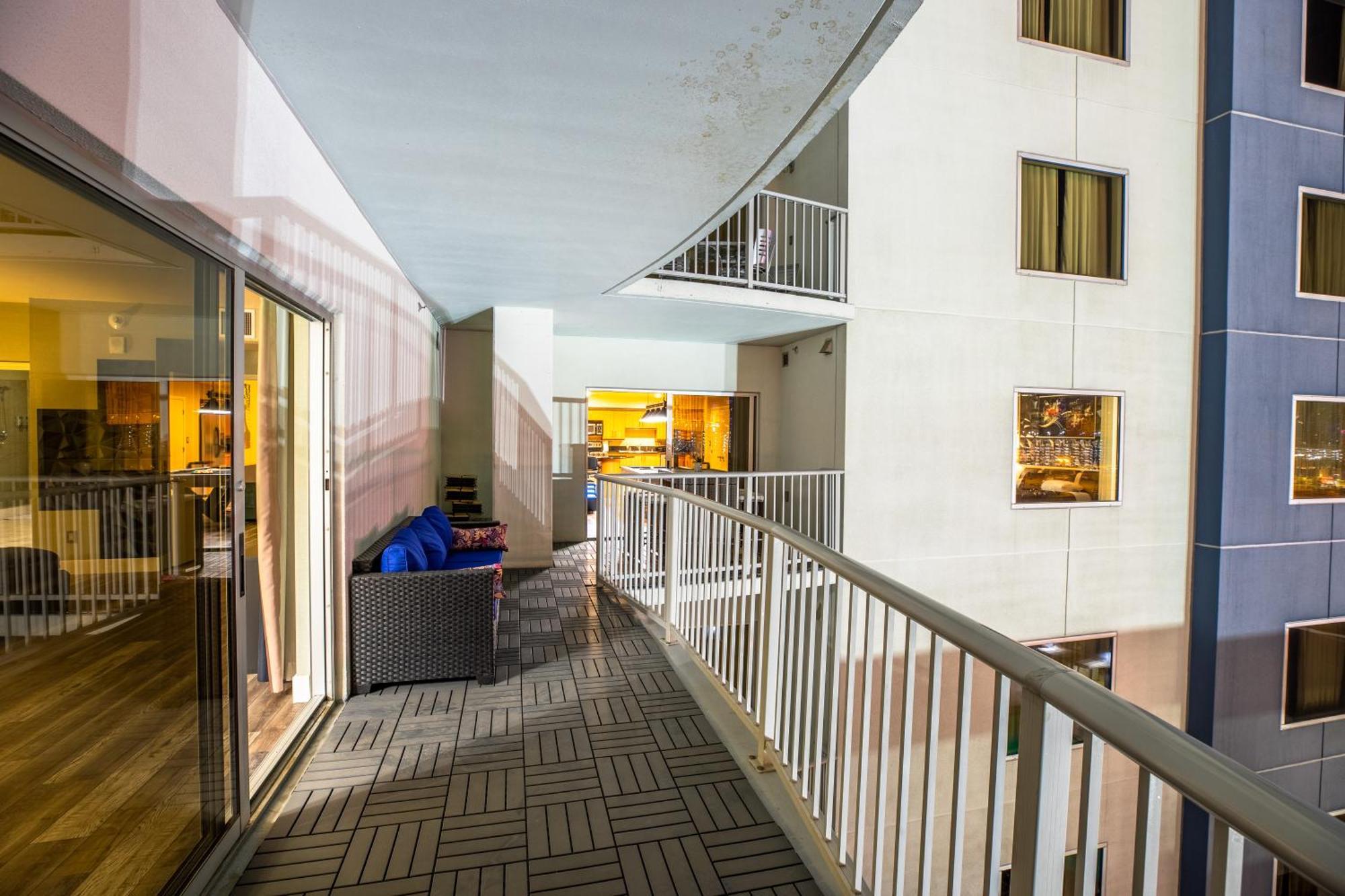 2100 Sqft Penthouse W/ Strip Views! Pool Gym Aparthotel *