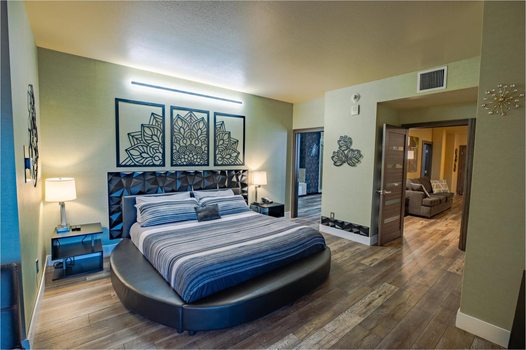 2100 Sqft Penthouse W/ Strip Views! Pool Gym Las Vegas