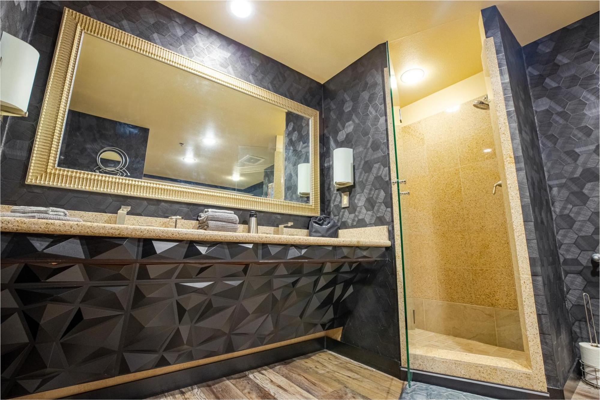 Aparthotel 2100 Sqft Penthouse W/ Strip Views! Pool Gym