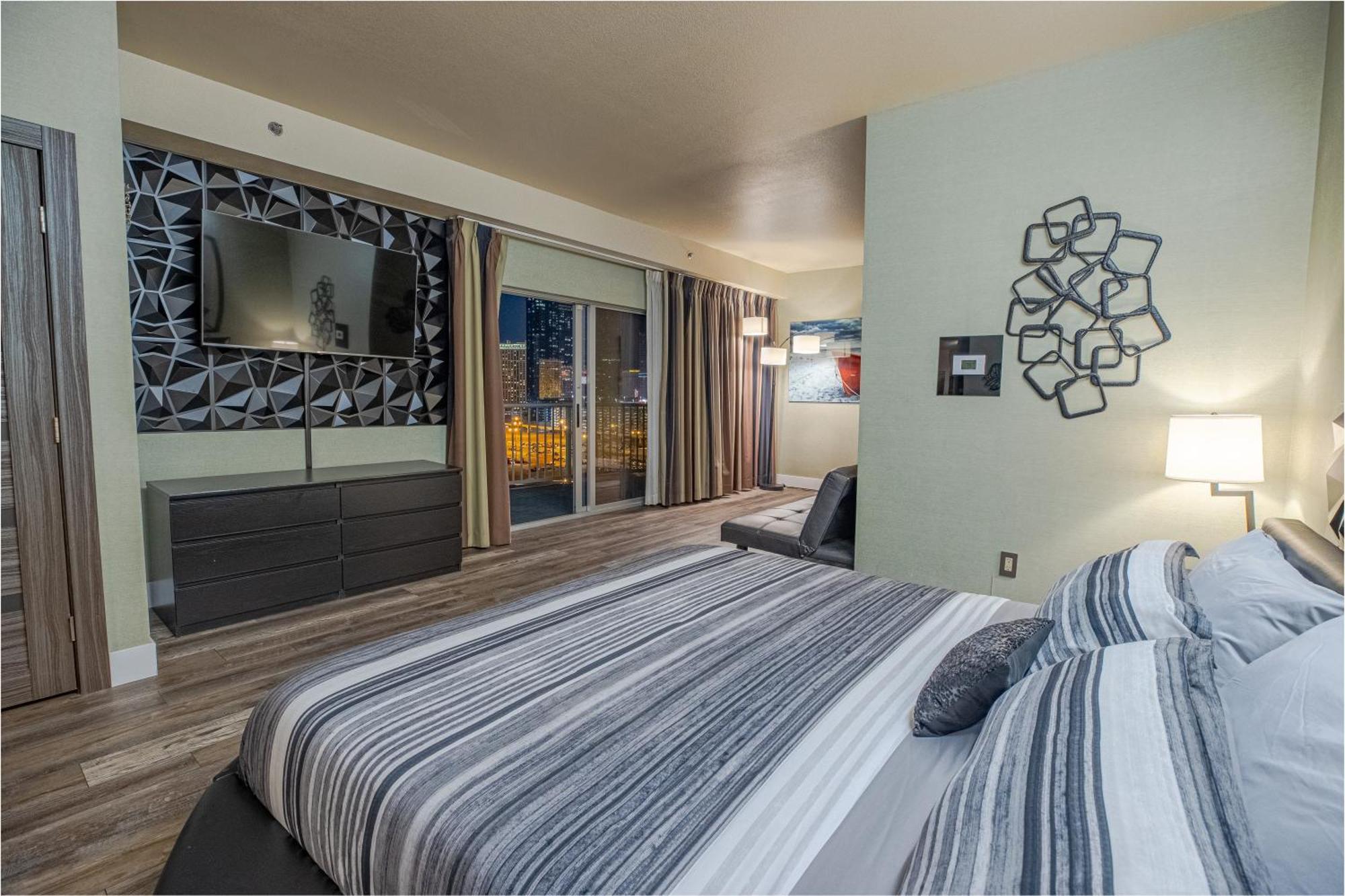 Aparthotel 2100 Sqft Penthouse W/ Strip Views! Pool Gym *