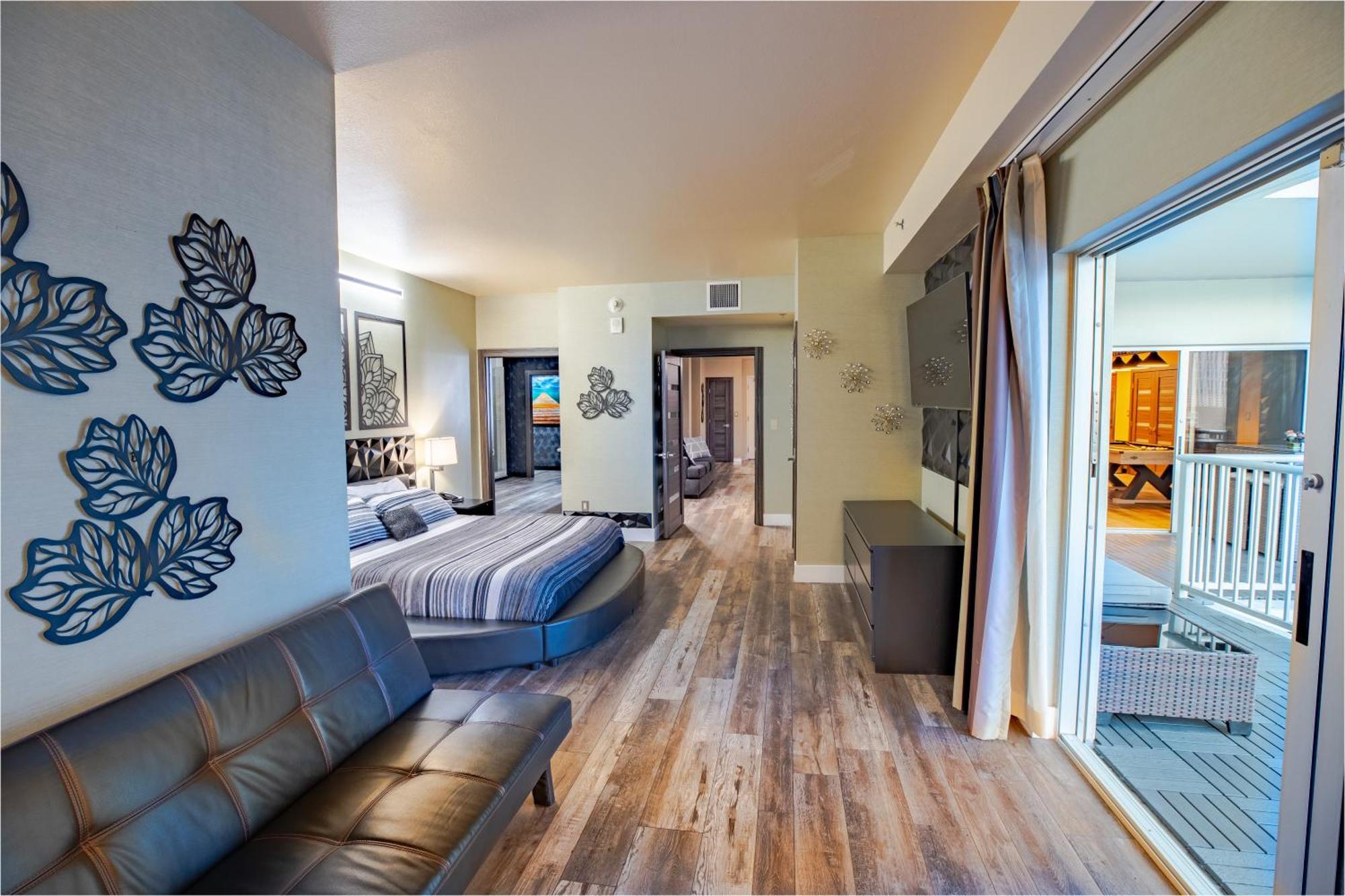 2100 Sqft Penthouse W/ Strip Views! Pool Gym Aparthotel