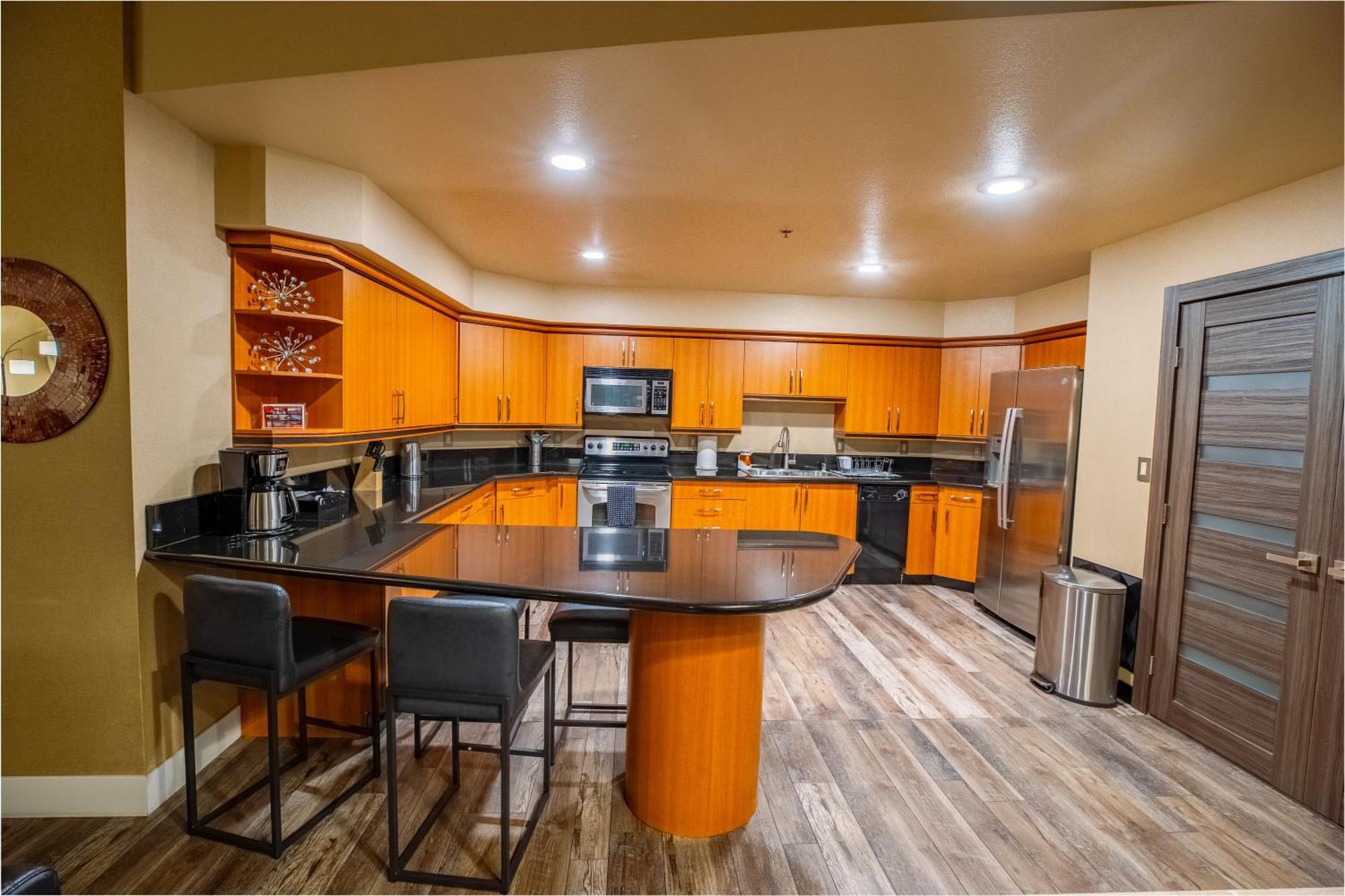 2100 Sqft Penthouse W/ Strip Views! Pool Gym Aparthotel *