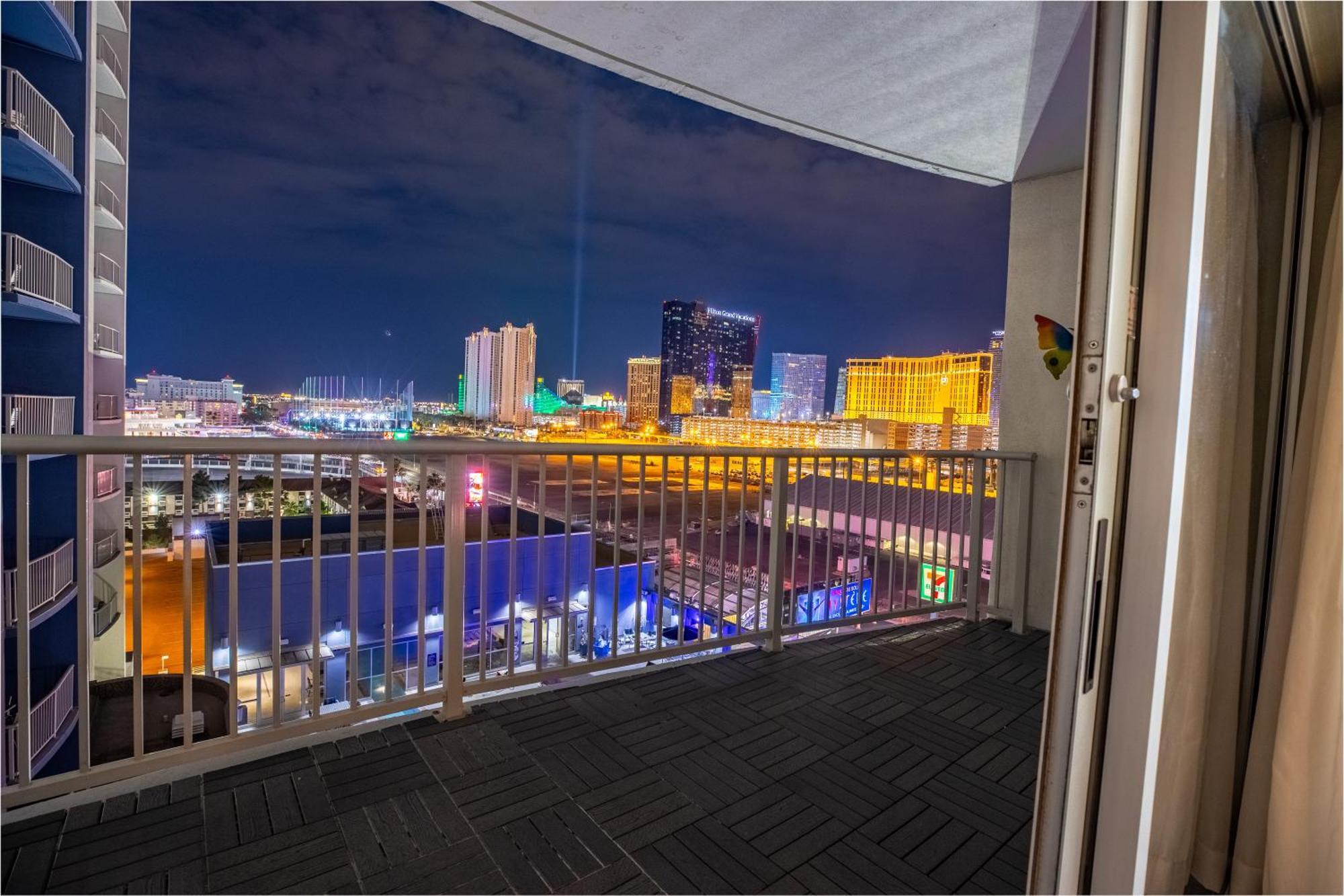 2100 Sqft Penthouse W/ Strip Views! Pool Gym * Las Vegas