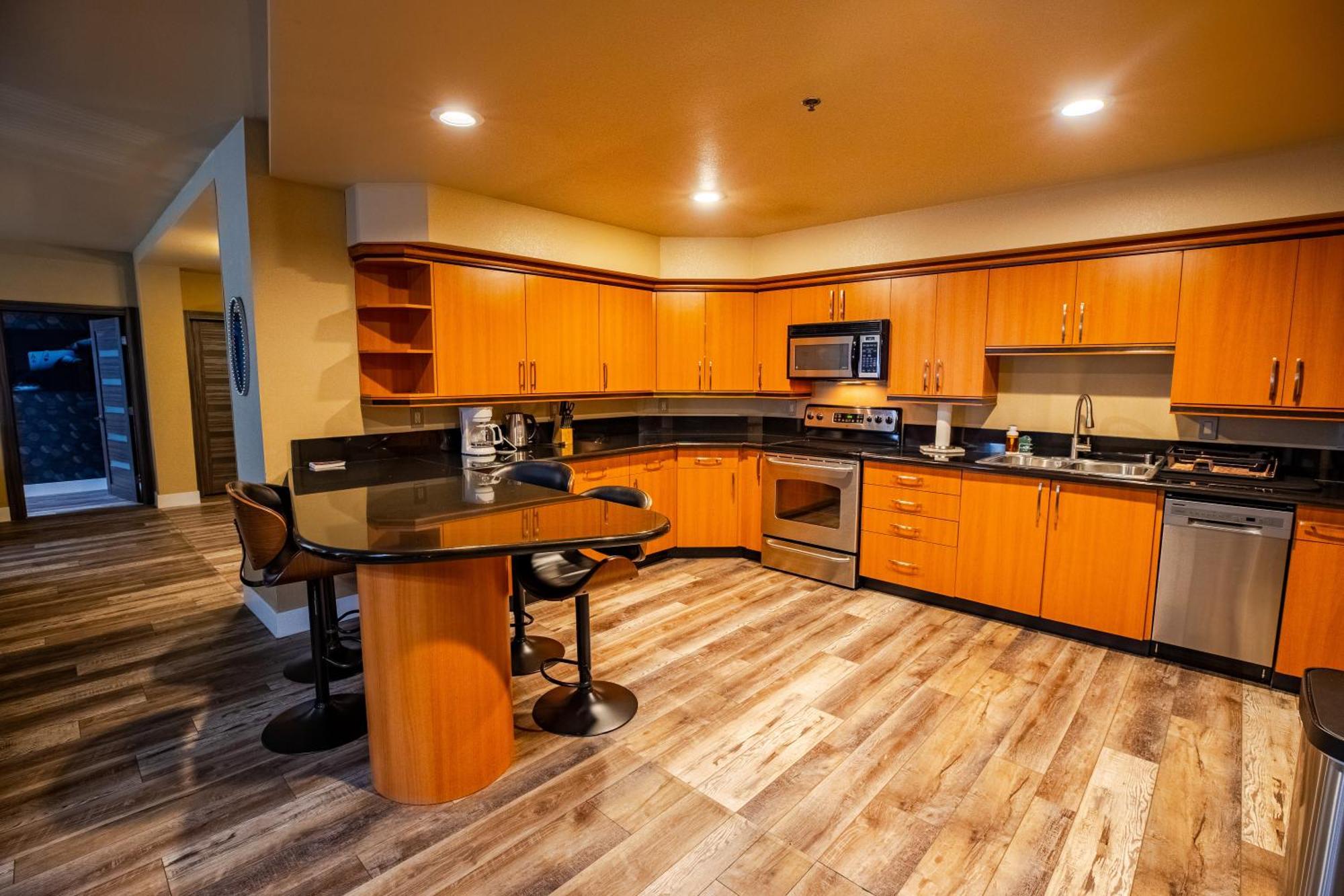 Aparthotel 2100 Sqft Penthouse W/ Strip Views! Pool Gym