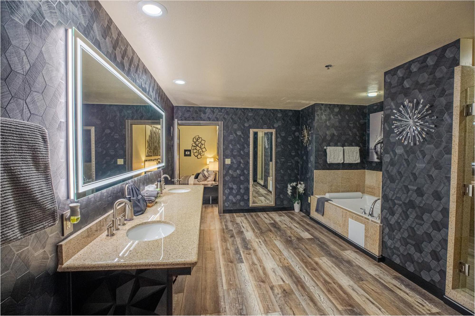 2100 Sqft Penthouse W/ Strip Views! Pool Gym Aparthotel *