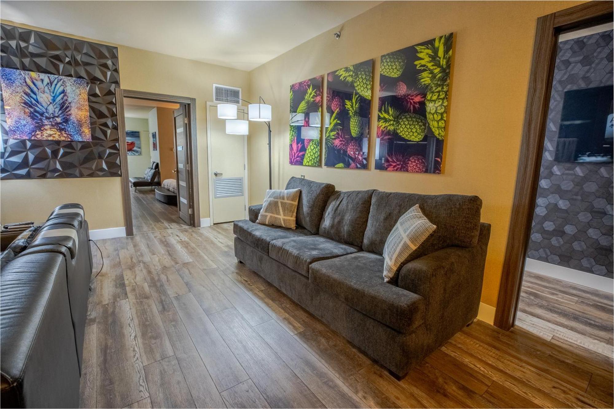 Aparthotel 2100 Sqft Penthouse W/ Strip Views! Pool Gym *