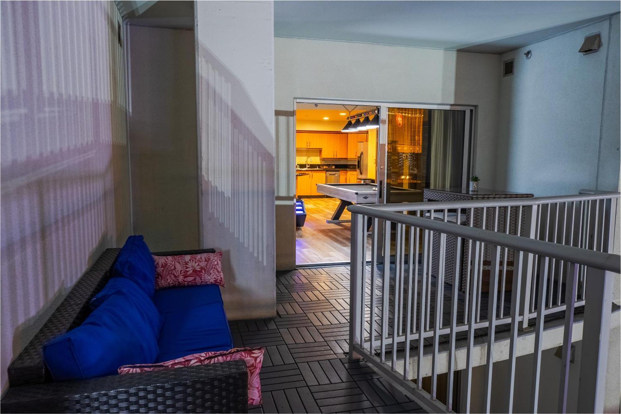 2100 Sqft Penthouse W/ Strip Views! Pool Gym *