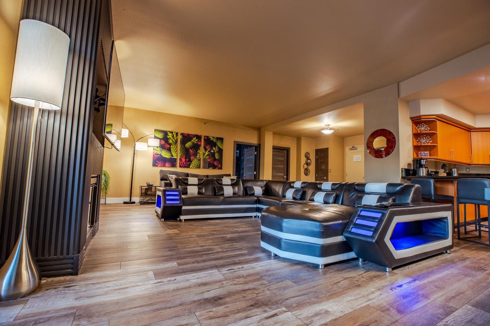 2100 Sqft Penthouse W/ Strip Views! Pool Gym * Las Vegas
