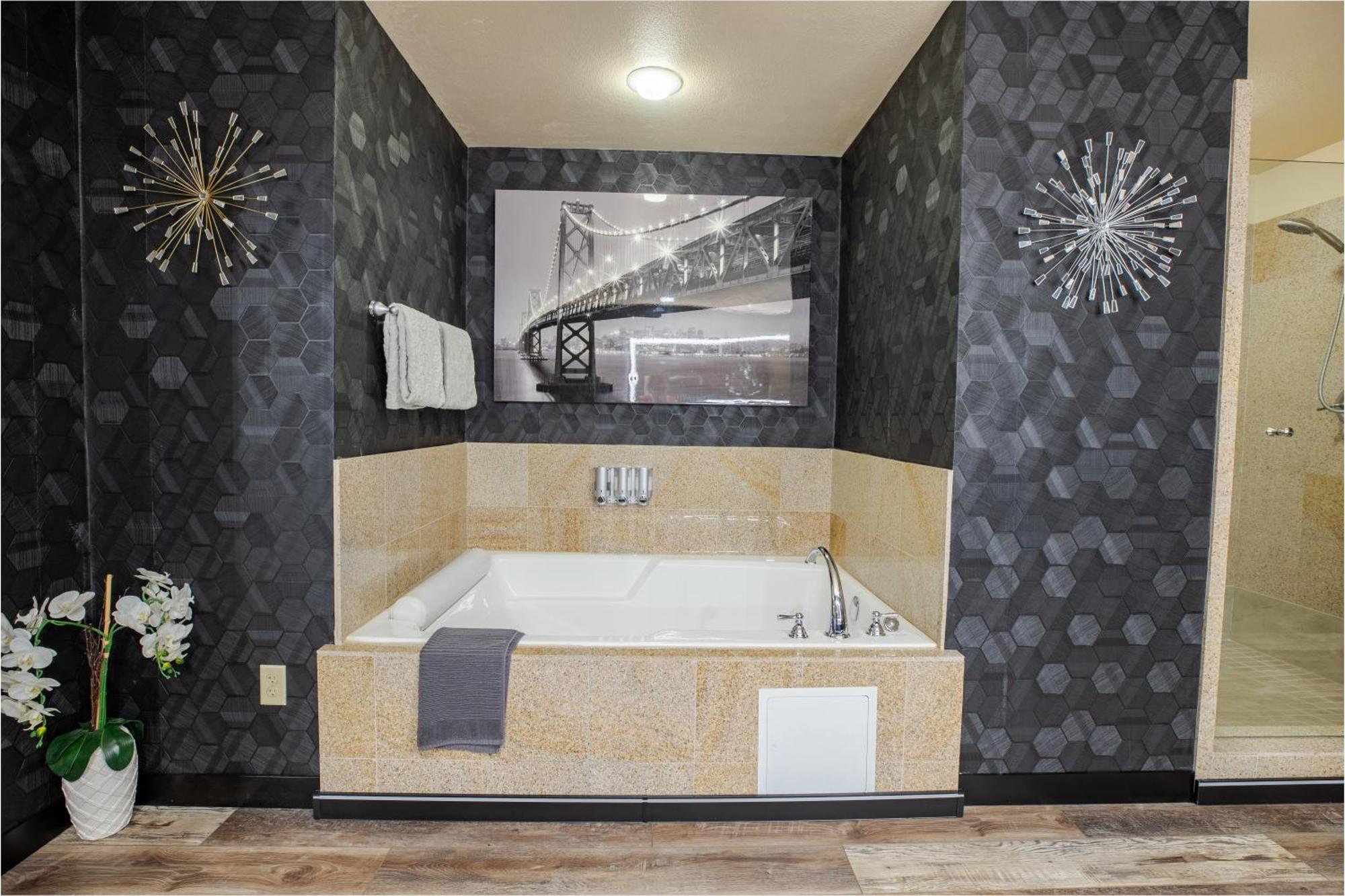2100 Sqft Penthouse W/ Strip Views! Pool Gym