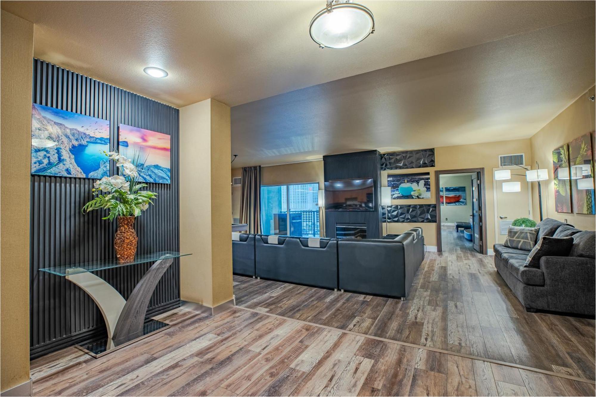 2100 Sqft Penthouse W/ Strip Views! Pool Gym Aparthotel