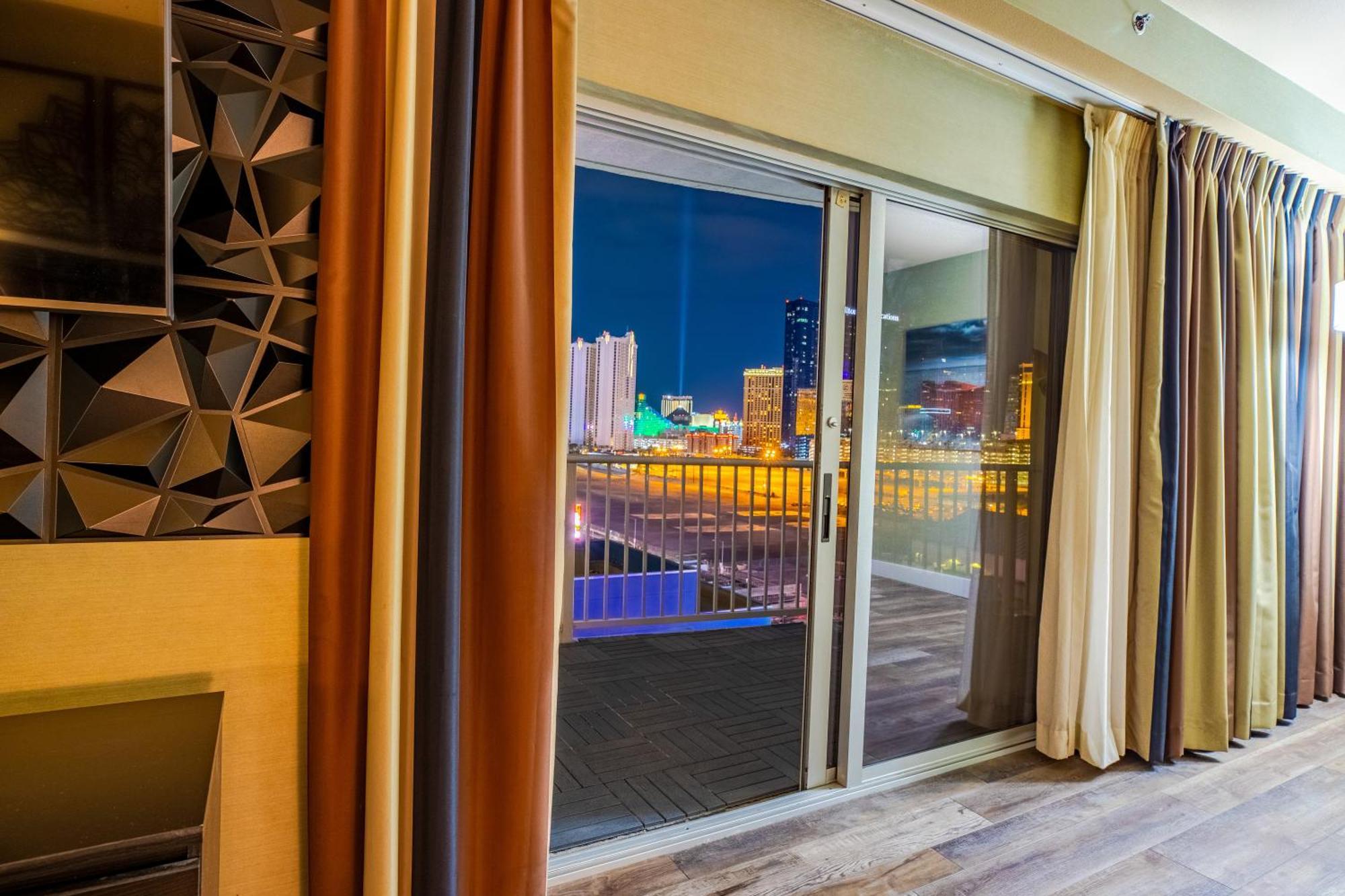 2100 Sqft Penthouse W/ Strip Views! Pool Gym * Las Vegas
